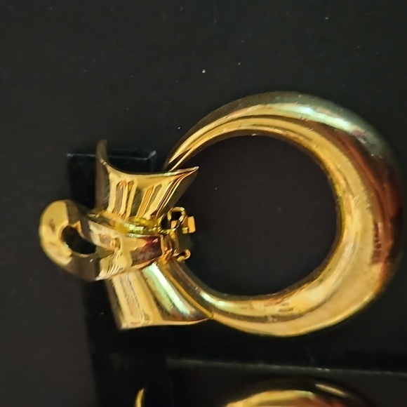 Vintage Larger Gold-Tone Clip-on Earrings - Picture 2 of 6